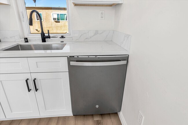 Building Photo - 4050 Cherokee Ave