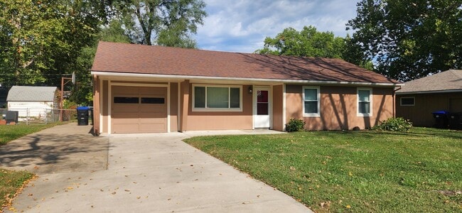 Building Photo - Great 3 bedroom 2 bath rancher at an amazi...