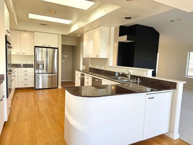 Building Photo - $4,390 / 3 BR - HILLTOP HOME WITH STUNNING BAY & BRIDGE VIEW IN HAYWARD!