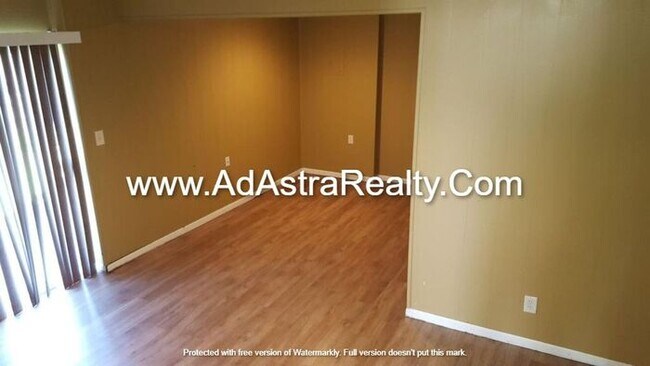 Building Photo - Beautiful Remodeled South KCMO Townhome-Co...