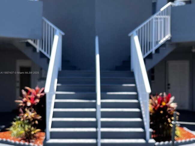Building Photo - 1723 NE Miami Gardens Dr