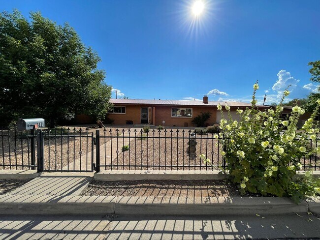 Building Photo - 512 Camino Solano