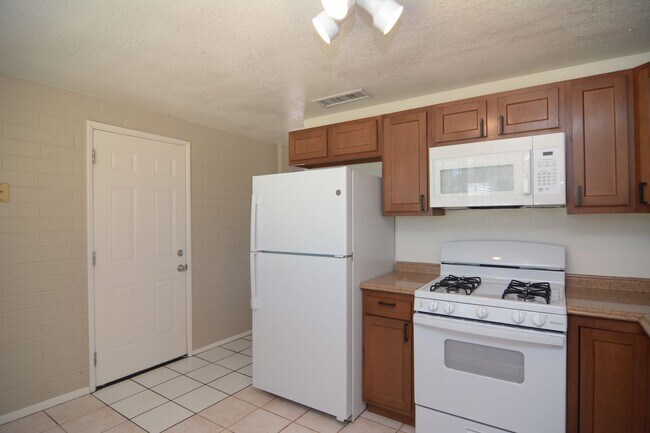 Building Photo - Charming 4 Bedroom 1 Bath Home! South Tucs...