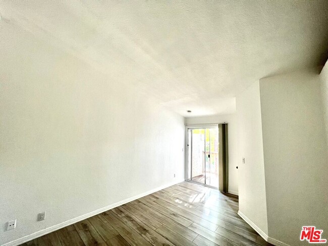 Building Photo - 640 Indian Oak Ln