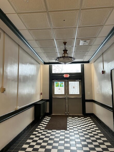 Building Photo - 127 Lake St