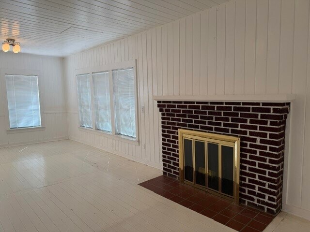 Building Photo - 7000 Briar Rd