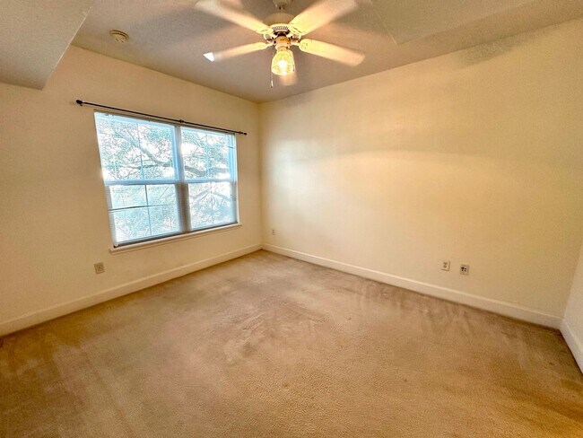 Building Photo - Chic 1-Bed, 1-Bath Apartment in the Heart ...