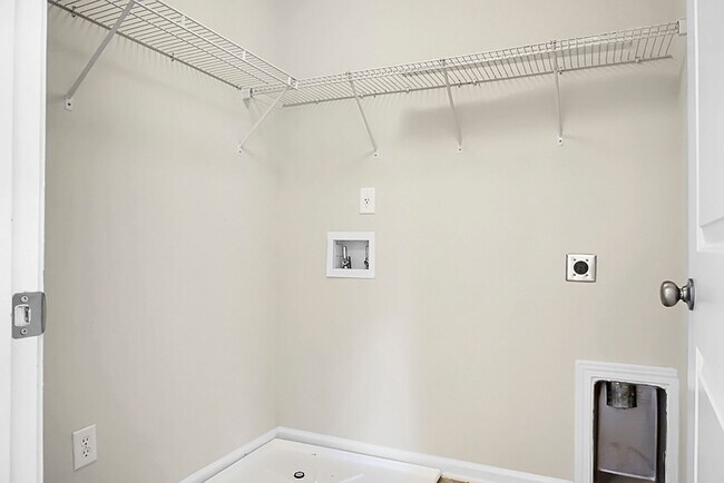 Building Photo - Comfortable Living, 4 BR 2.5 BA Home, Two Car Garage