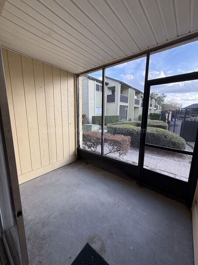 Building Photo - 942 N Lake Destiny Rd