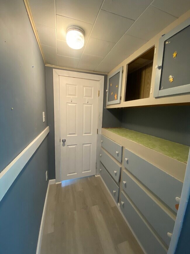 Building Photo - Beautiful 4 bedroom 1.5 bath located in th...