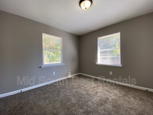 Building Photo - 6 Point O Woods Dr