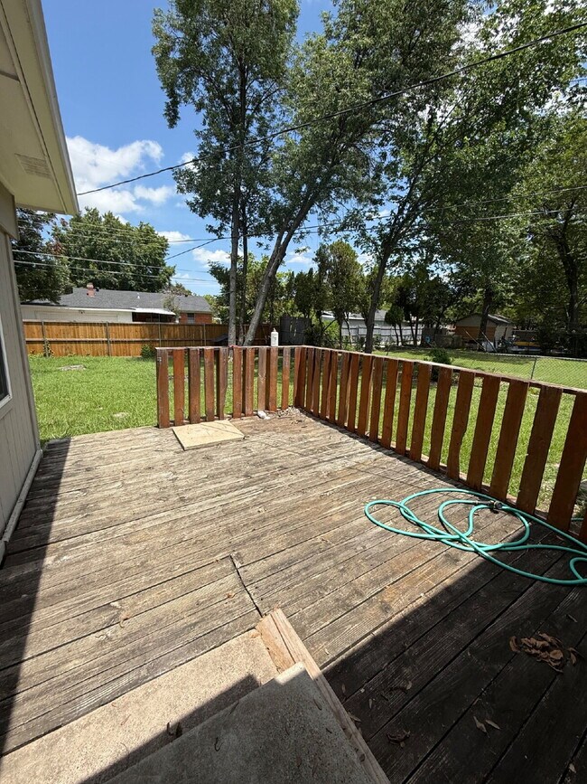 Building Photo - "Charming 4-Bedroom Dallas Retreat with 2 ...