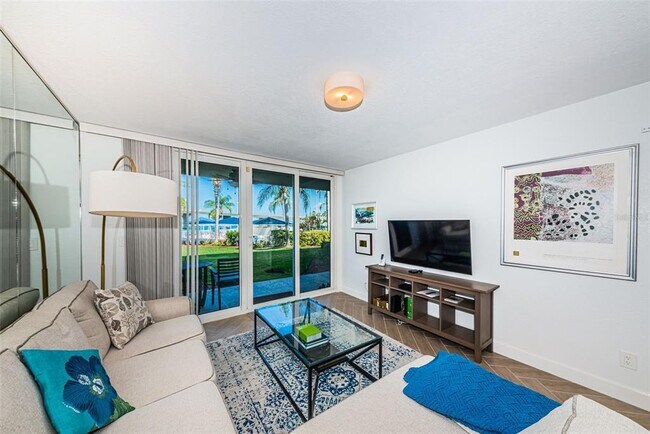 Building Photo - 5901 Bahia Del Mar Cir N