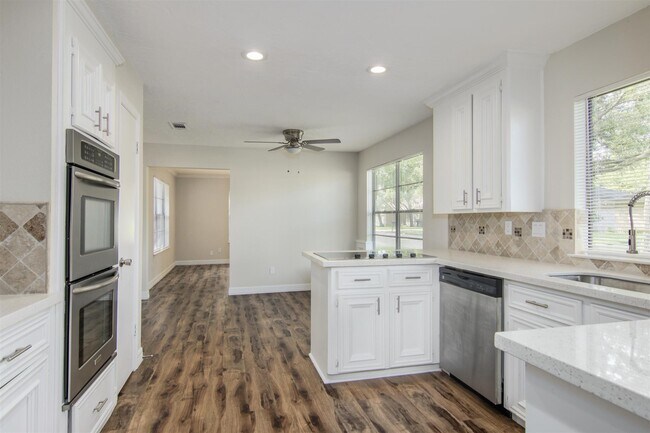 Building Photo - 2716 Pinecone Ln