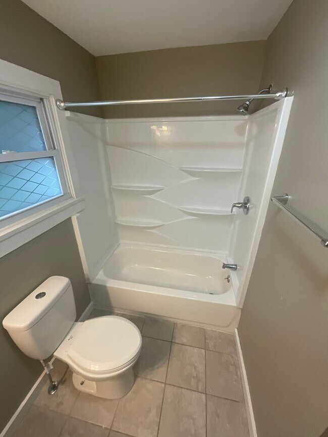 Building Photo - ***AVAILABLE AUGUST 2027*** Large 5 Bed 3.5 Bath House Downtown