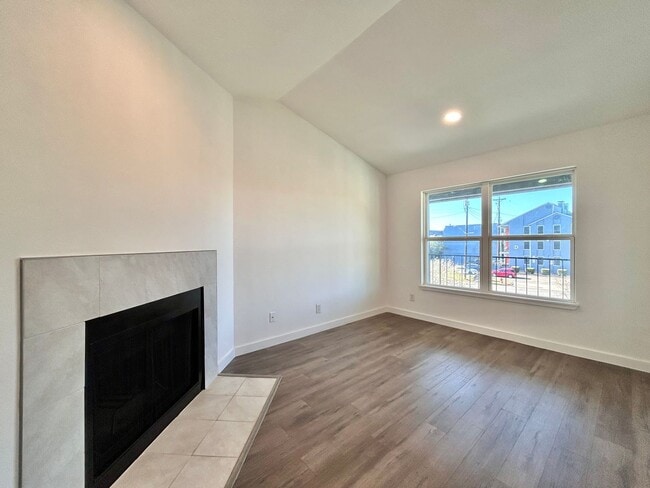Building Photo - Updated North Austin Condo w/ Modern Finishes & Amenities 2BR/2BA