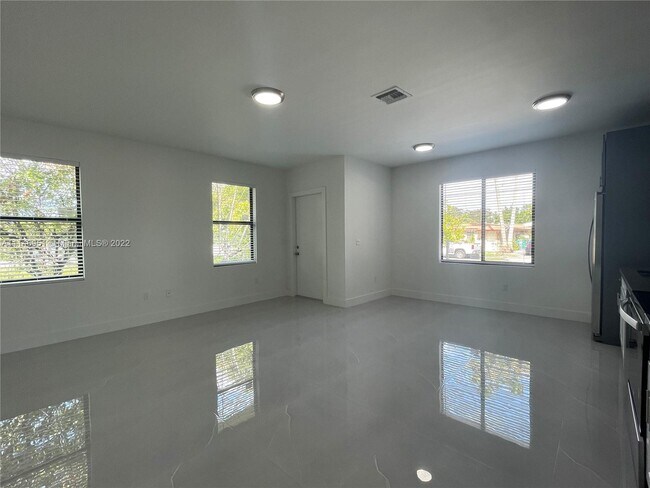 Building Photo - 3096 NW 27th St