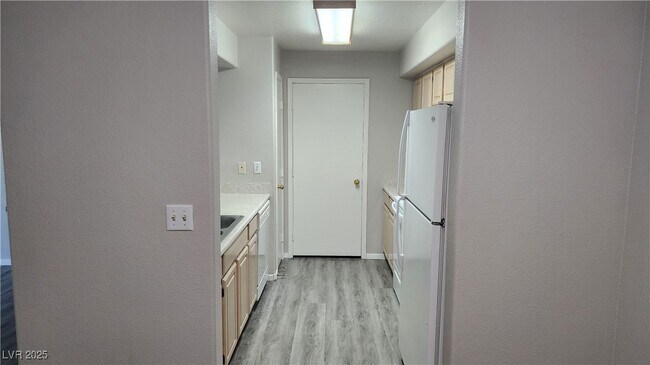 Building Photo - 555 E Silverado Ranch Blvd