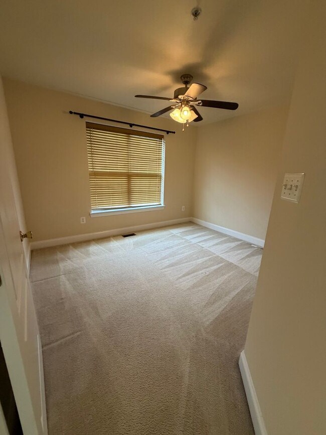 Building Photo - 908 Orchard Ridge Dr