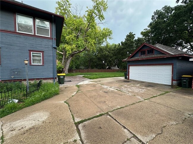 Building Photo - 216 Litchfield Ave SE