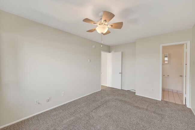 Building Photo - Gorgeous 2 Bedroom inside Gated Community! Close to Beach