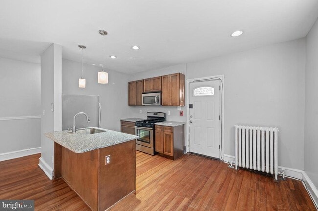 Building Photo - 838 W Lancaster Ave