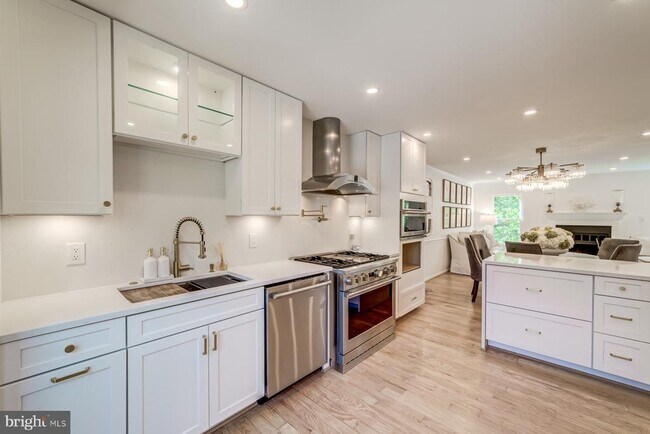 Building Photo - 8 Carriage House Cir