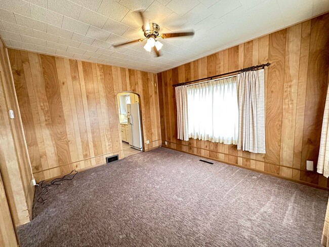 Building Photo - Cute Helper Rental