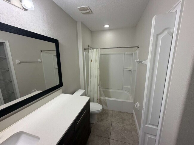 Building Photo - Charming 2-Bed Townhouse with Granite Eleg...