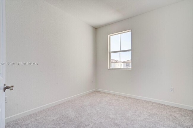 Building Photo - 2728 SE 24th Ct