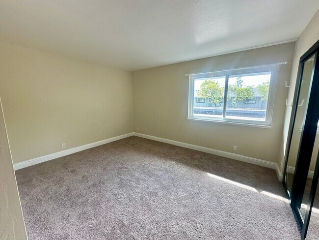 Building Photo - 2 Bed (Both are Master-Suites) and 2.5 Bat...