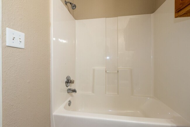 Building Photo - Beautiful  3 Bedroom, 2.5 Bath Condo in Canterbury!