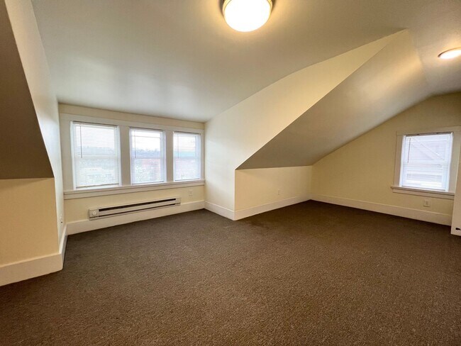 Building Photo - 3 / 4 Bedroom , 2 full Baths Apartment in ...