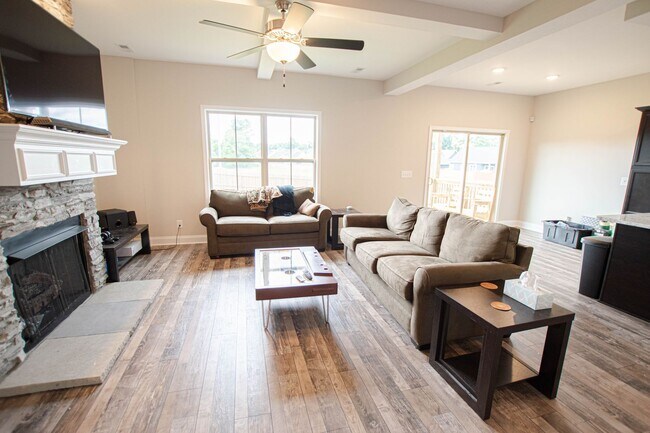 Building Photo - Pet Friendly in Eagle's Bluff!