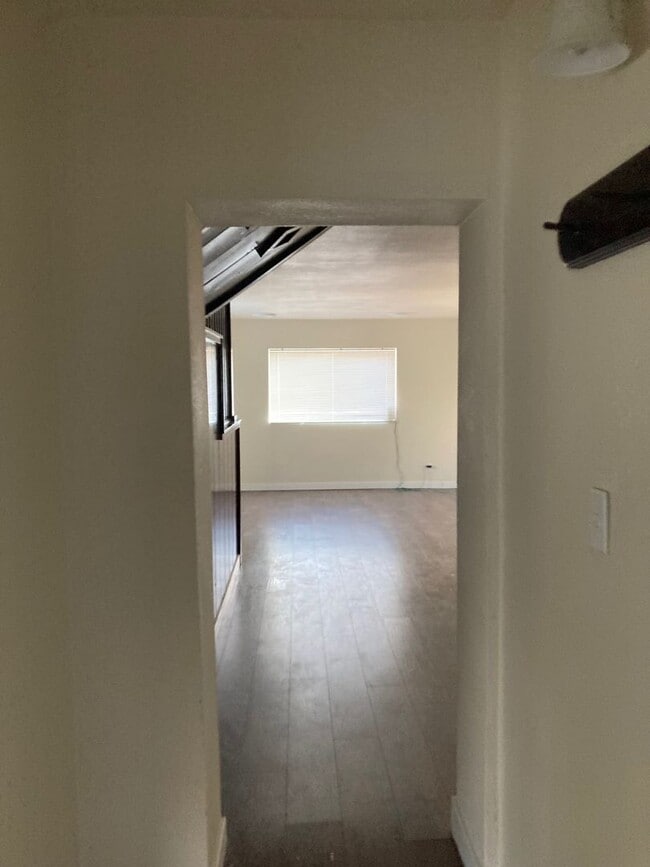 Building Photo - Spacious Multi-Level Apartment in the Hear...