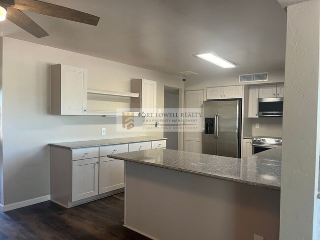 Building Photo - Beautiful 3 bedroom 2 bathroom with washer...