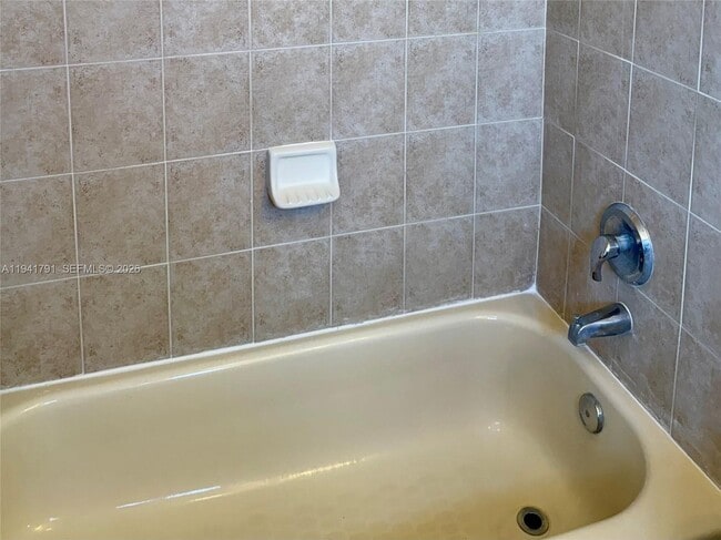 Building Photo - 2311 SE 24th Ct