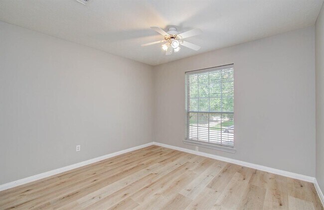 Building Photo - 911 E Hampton Dr