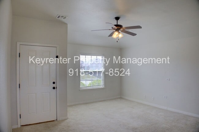 Building Photo - Coming Soon! 3 bed/2 bath!