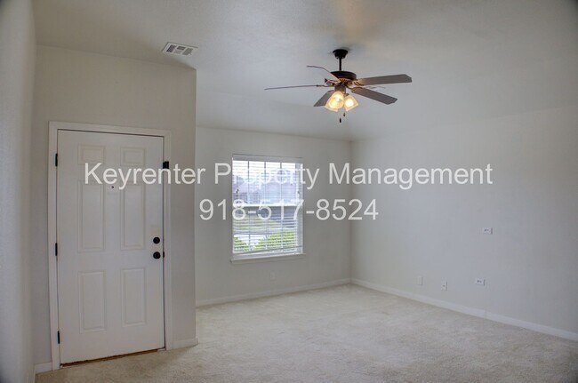 Building Photo - PRICE DECREASE! MOVE IN READY! Gorgeous 3 bed/2 bath!