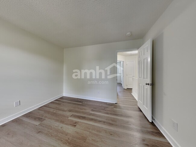 Building Photo - 105 Village Club Ln