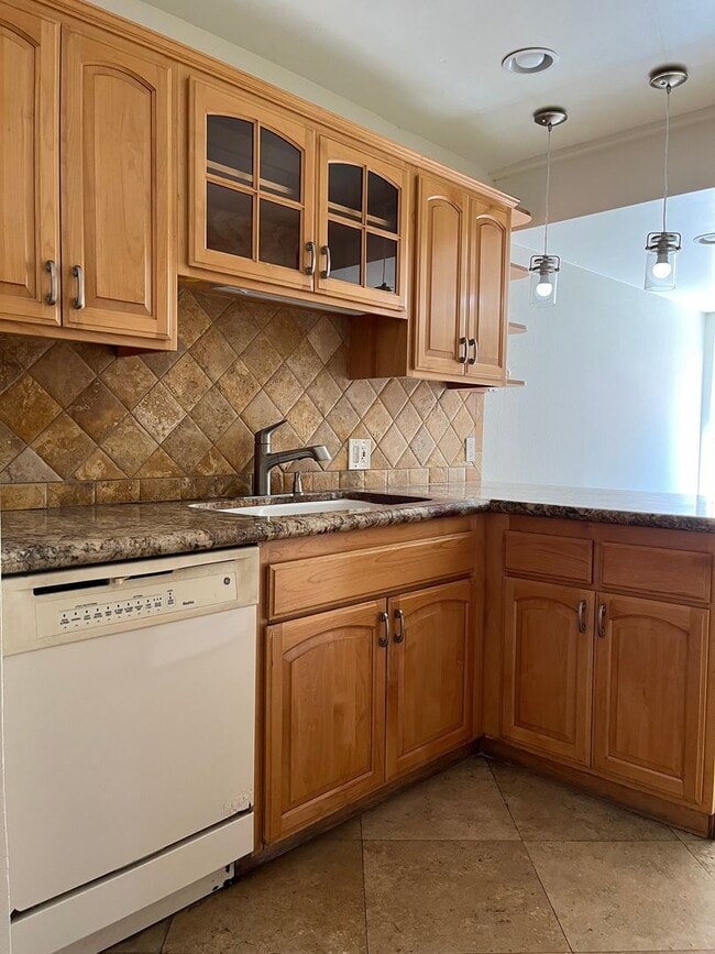 Building Photo - 4BR/2.5BA Two Story Condo Available