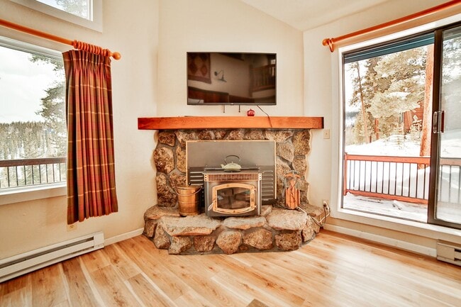 Building Photo - Cabin on Peak 7! 2bed plus loft!  Hot tub!