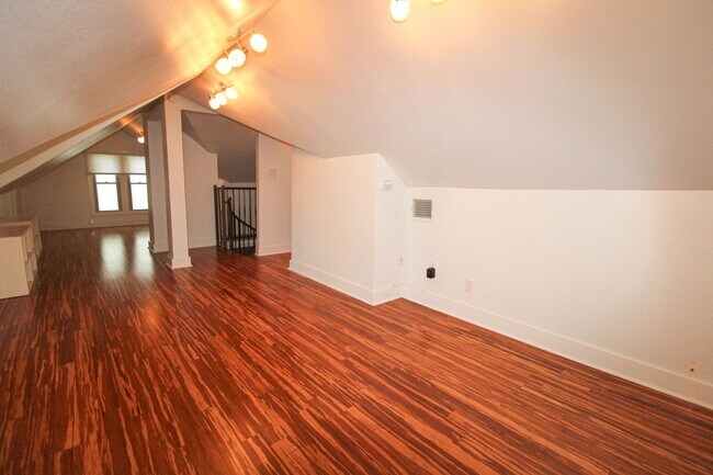 Building Photo - 436 W Rosewood Ave