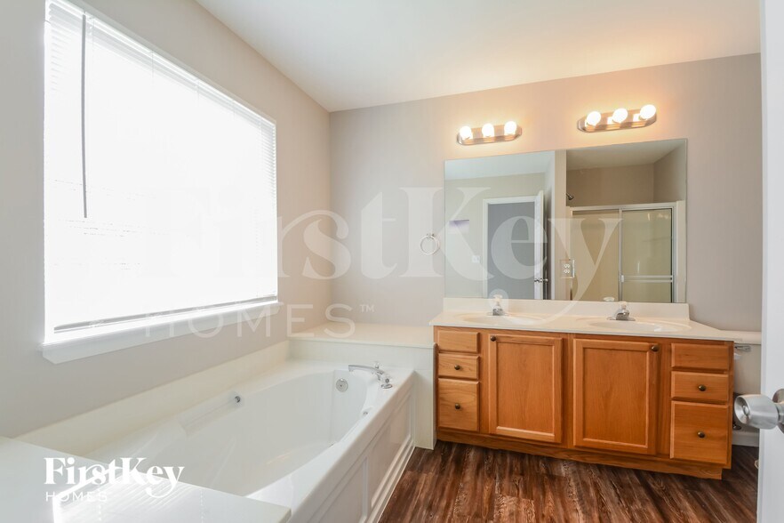 Building Photo - 310 Rustic Oaks Dr