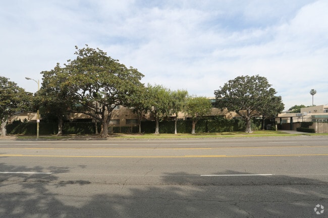 Building Photo - Queensland Manor North