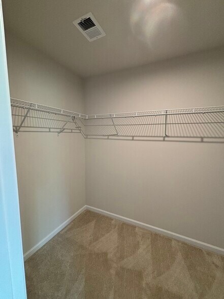 Building Photo - 284 Thicket Dr