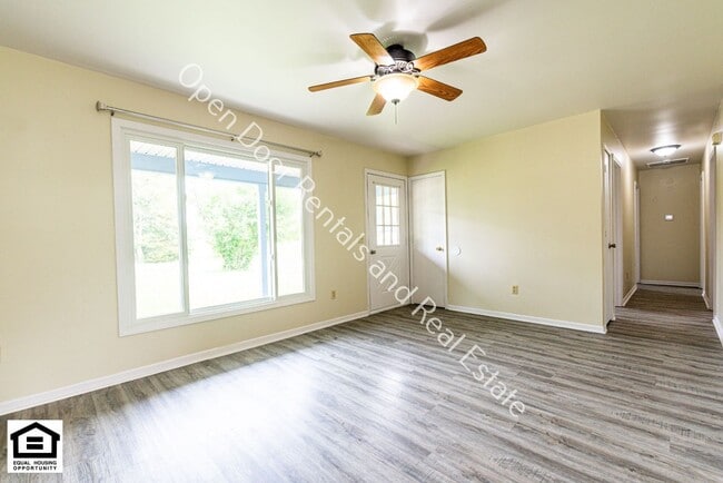 Building Photo - New Home in Kendallville now ready for rent!!
