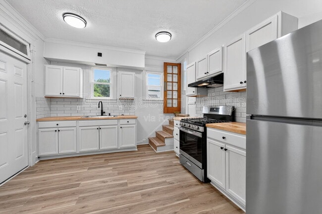 Building Photo - 1527 Farland Ave
