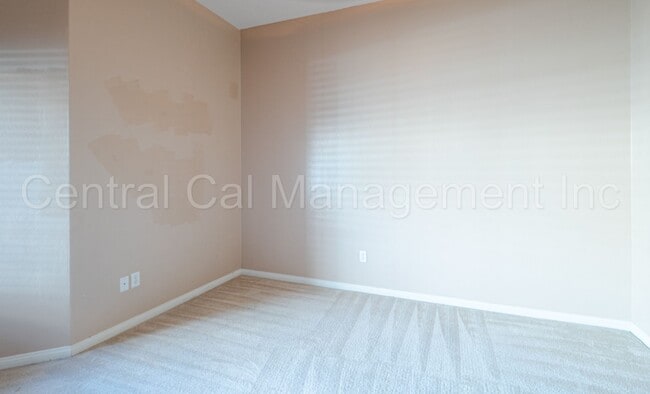 Building Photo - 3 Bedroom/2 Bath Home with an office and paid solar - $2695 per month!